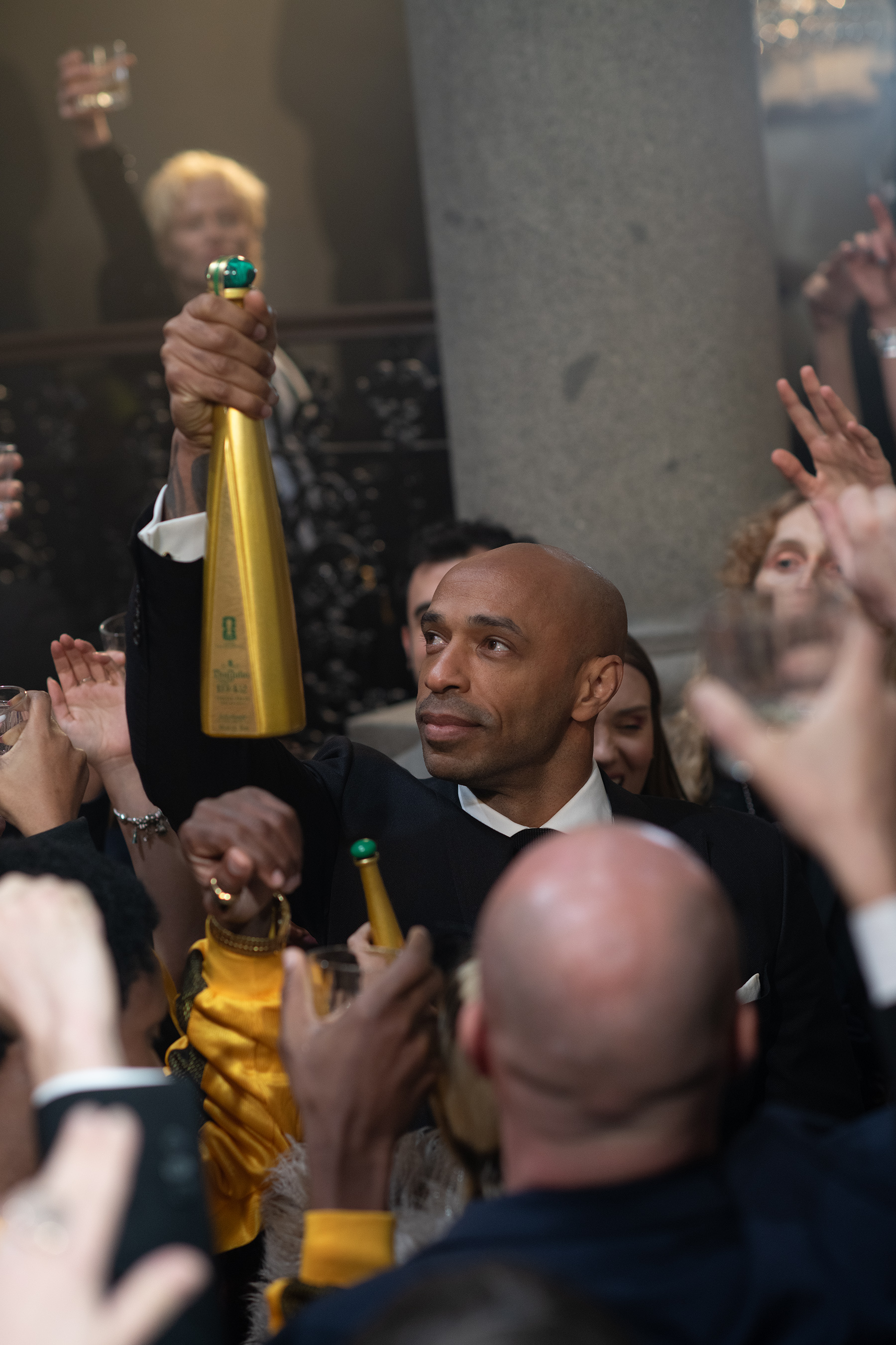 Bottle in hand, he moves through the crowd, pauses to kiss it in homage to his iconic 1998 FIFA World Cup™ victory with France, and then raises it triumphantly, a moment that sends the celebration soaring.